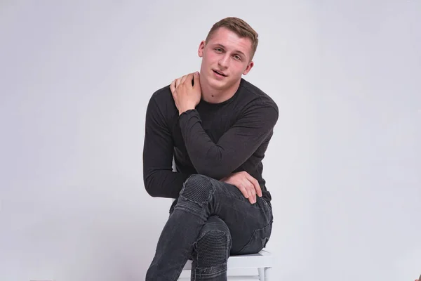 Retrato Joven Lindo Sentado Una Silla Sobre Fondo Blanco Diferentes — Foto de Stock