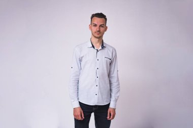 portre sevimli genç esmer adamın beyaz bir arka planda farklı duygular ile farklı teşkil etmektedir. O doğrudan kamera önünde duruyor ve farklı duygular gösterir