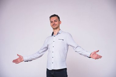 portre sevimli genç esmer adamın beyaz bir arka planda farklı duygular ile farklı teşkil etmektedir. O doğrudan kamera önünde duruyor ve farklı duygular gösterir