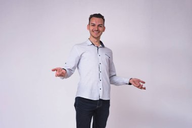 portre sevimli genç esmer adamın beyaz bir arka planda farklı duygular ile farklı teşkil etmektedir. O doğrudan kamera önünde duruyor ve farklı duygular gösterir