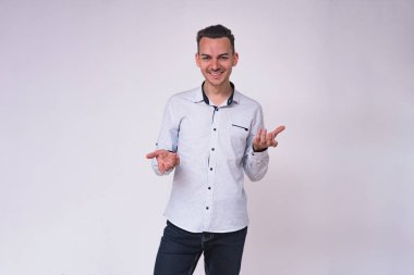 portre sevimli genç esmer adamın beyaz bir arka planda farklı duygular ile farklı teşkil etmektedir. O doğrudan kamera önünde duruyor ve farklı duygular gösterir