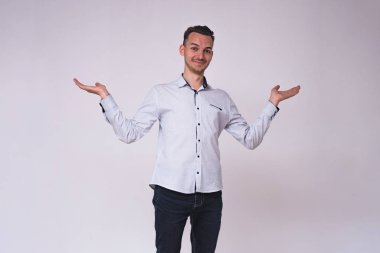 portre sevimli genç esmer adamın beyaz bir arka planda farklı duygular ile farklı teşkil etmektedir. O doğrudan kamera önünde duruyor ve farklı duygular gösterir