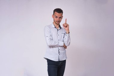 portre sevimli genç esmer adamın beyaz bir arka planda farklı duygular ile farklı teşkil etmektedir. O doğrudan kamera önünde duruyor ve farklı duygular gösterir