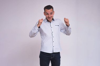 portre sevimli genç esmer adamın beyaz bir arka planda farklı duygular ile farklı teşkil etmektedir. O doğrudan kamera önünde duruyor ve farklı duygular gösterir