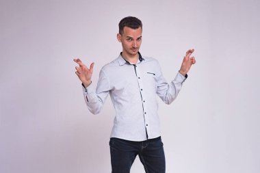 portre sevimli genç esmer adamın beyaz bir arka planda farklı duygular ile farklı teşkil etmektedir. O doğrudan kamera önünde duruyor ve farklı duygular gösterir