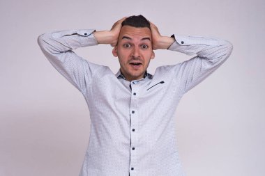 portre sevimli genç esmer adamın beyaz bir arka planda farklı duygular ile farklı teşkil etmektedir. O doğrudan kamera önünde duruyor ve farklı duygular gösterir