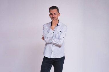 portre sevimli genç esmer adamın beyaz bir arka planda farklı duygular ile farklı teşkil etmektedir. O doğrudan kamera önünde duruyor ve farklı duygular gösterir