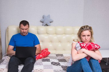 Aile ilişkileri. Karı koca portresi: Aile kavgaları, sorunları, Aile zorluklar, Aile ilişkileri odasında. Kamera önünde oturup mutsuz bakmak