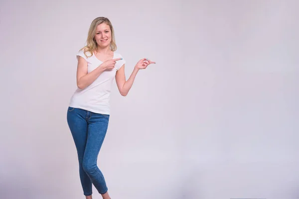 Retrato Una Hermosa Chica Rubia Sobre Fondo Blanco Diferentes Poses — Foto de Stock