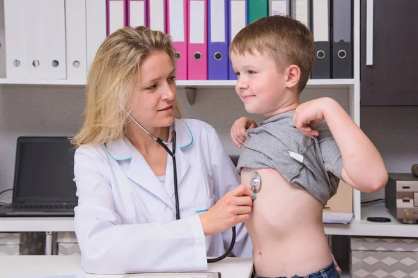 Portrait Pretty Woman Doctor Therapist Doctor Reception Little Boy Years — Stock Photo, Image