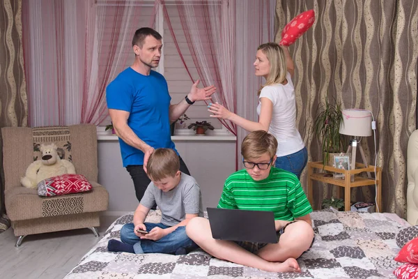Portrait Husband Wife Family Problems Difficulties Family Relations Two Children — Stock Photo, Image