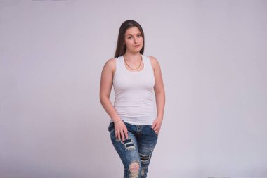 farklı pozlar farklı duygular ile beyaz bir arka plan üzerinde güzel bir esmer kız portresi. O şu kamera gülümseyen önünde duran ve mutlu görünüyordu