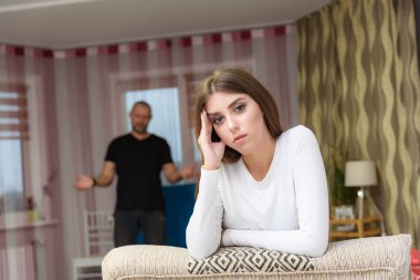 Aile çatışması, Aile sorunları, Aile ilişkileri bir hoşnutsuz baba ve yetişkin kızı koltukta bir odada.
