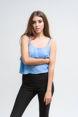 Stüdyo bir gülümseyen mutlu güzel esmer kız beyaz arka plan üzerinde portresi. Doğrudan çeşitli teşkil etmektedir kamera önünde duruyor.