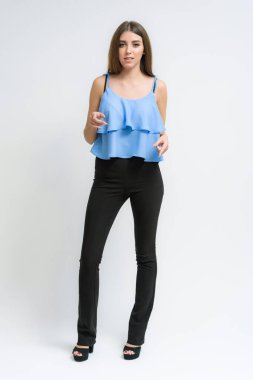 Stüdyo bir gülümseyen mutlu güzel esmer kız beyaz arka plan üzerinde portresi. Doğrudan çeşitli teşkil etmektedir kamera önünde duruyor.