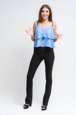 Stüdyo bir gülümseyen mutlu güzel esmer kız beyaz arka plan üzerinde portresi. Doğrudan çeşitli teşkil etmektedir kamera önünde duruyor.