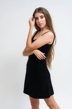 Stüdyo bir gülümseyen mutlu güzel esmer kız beyaz arka plan üzerinde portresi. Doğrudan çeşitli teşkil etmektedir kamera önünde duruyor.