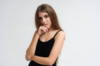 Stüdyo bir gülümseyen mutlu güzel esmer kız beyaz arka plan üzerinde portresi. Doğrudan çeşitli teşkil etmektedir kamera önünde duruyor.