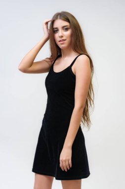 Stüdyo bir gülümseyen mutlu güzel esmer kız beyaz arka plan üzerinde portresi. Doğrudan çeşitli teşkil etmektedir kamera önünde duruyor.