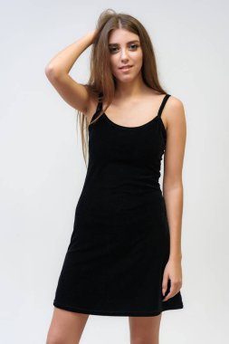 Stüdyo bir gülümseyen mutlu güzel esmer kız beyaz arka plan üzerinde portresi. Doğrudan çeşitli teşkil etmektedir kamera önünde duruyor.