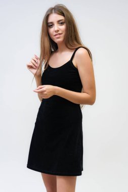 Stüdyo bir gülümseyen mutlu güzel esmer kız beyaz arka plan üzerinde portresi. Doğrudan çeşitli teşkil etmektedir kamera önünde duruyor.