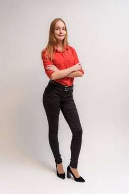 Stüdyo portre fotoğraf gülümseyen güzel bir kızın uzun saçlı beyaz bir arka plan duygu ile konuşurken. O çeşitli pozlar kamera önünde duruyor ve mutlu görünüyor.