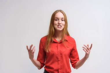 Stüdyo portre fotoğraf gülümseyen güzel bir kızın uzun saçlı beyaz bir arka plan duygu ile konuşurken. O çeşitli pozlar kamera önünde duruyor ve mutlu görünüyor.