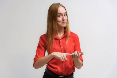 Stüdyo portre fotoğraf gülümseyen güzel bir kızın uzun saçlı beyaz bir arka plan duygu ile konuşurken. O çeşitli pozlar kamera önünde duruyor ve mutlu görünüyor.