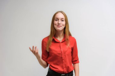 Stüdyo portre fotoğraf gülümseyen güzel bir kızın uzun saçlı beyaz bir arka plan duygu ile konuşurken. O çeşitli pozlar kamera önünde duruyor ve mutlu görünüyor.