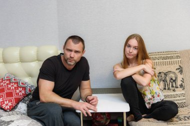 Aile sorunları, Aile babası ve yetişkin kızı zorluklar odasında hoşnutsuz söz ediyoruz. Birbirimizi karşısında kamera önünde oturuyorlar.