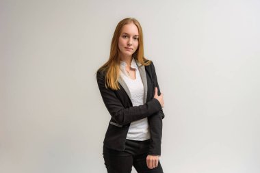 Stüdyo portre fotoğraf gülümseyen güzel bir kızın uzun saçlı beyaz bir arka plan duygu ile konuşurken. O çeşitli pozlar kamera önünde duruyor ve mutlu görünüyor.