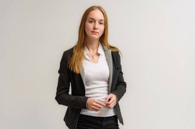 Stüdyo portre fotoğraf gülümseyen güzel bir kızın uzun saçlı beyaz bir arka plan duygu ile konuşurken. O çeşitli pozlar kamera önünde duruyor ve mutlu görünüyor.