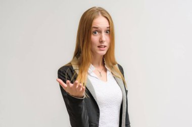 Stüdyo portre fotoğraf gülümseyen güzel bir kızın uzun saçlı beyaz bir arka plan duygu ile konuşurken. O çeşitli pozlar kamera önünde duruyor ve mutlu görünüyor.