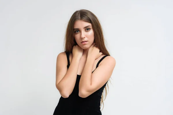 Studio Portret Van Een Lachende Gelukkig Mooi Brunette Meisje Witte — Stockfoto