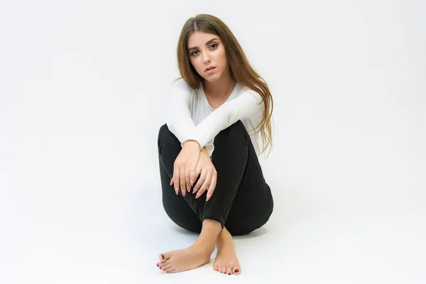 Retrato Estudio Una Hermosa Morena Feliz Sonriente Sobre Fondo Blanco —  Fotos de Stock