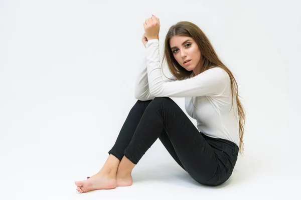 Retrato Estudio Una Hermosa Morena Feliz Sonriente Sobre Fondo Blanco — Foto de Stock