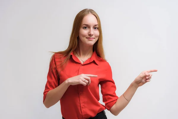 Retrato Estudio Cámara Una Hermosa Chica Sonriente Con Pelo Largo — Foto de Stock