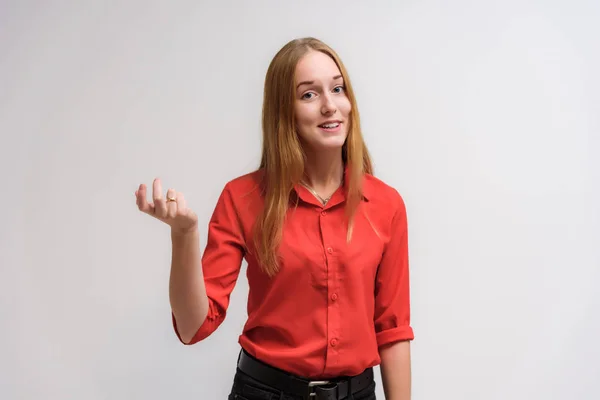 Retrato Estudio Cámara Una Hermosa Chica Sonriente Con Pelo Largo — Foto de Stock