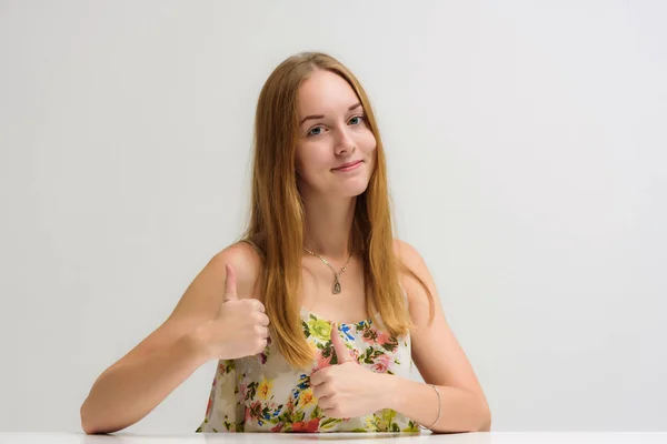 Retrato Estúdio Câmera Uma Menina Bonita Sorridente Com Cabelo Longo — Fotografia de Stock