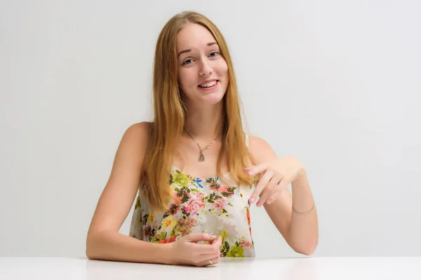 Retrato Estudio Cámara Una Hermosa Chica Sonriente Con Pelo Largo —  Fotos de Stock