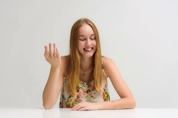 Retrato Estúdio Câmera Uma Menina Bonita Sorridente Com Cabelo Longo — Fotografia de Stock