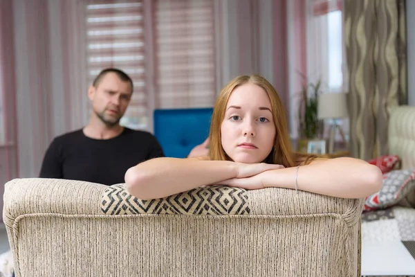 Problemas Familiares Dificultades Familiares Del Padre Hija Adulta Habitación Están — Foto de Stock