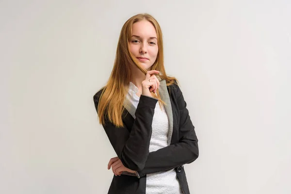 Studioporträt Der Kamera Eines Lächelnden Schönen Mädchens Mit Langen Haaren — Stockfoto