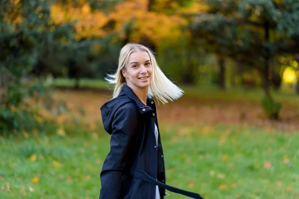 Portret Fotografia Piękne Blondynka Parku Ulicy Jesienią Wieczorem Zachód Słońca — Zdjęcie stockowe