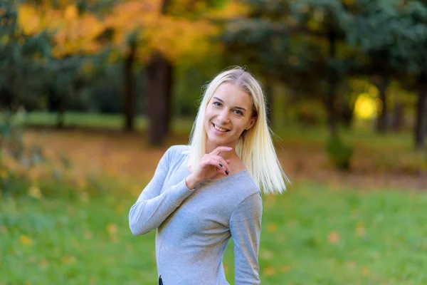 Portret Fotografia Piękne Blondynka Parku Ulicy Jesienią Wieczorem Zachód Słońca — Zdjęcie stockowe