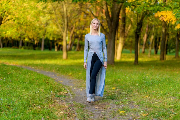 Foto Portrét Krásné Blond Dívka Parku Ulici Podzim Večer Západ — Stock fotografie