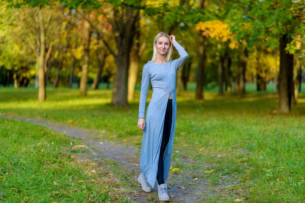 Foto Retrato Una Hermosa Chica Rubia Parque Calle Otoño Atardecer — Foto de Stock