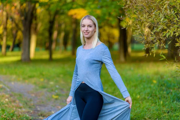 Foto Retrato Una Hermosa Chica Rubia Parque Calle Otoño Atardecer —  Fotos de Stock