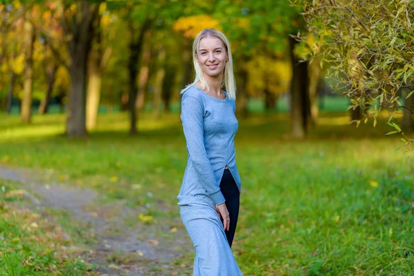 Portrait Photo Une Belle Fille Blonde Dans Parc Dans Rue — Photo