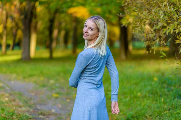 Foto Porträtt Vacker Blond Flicka Parken Gatan Nedgången Kvällens Solnedgång — Stockfoto